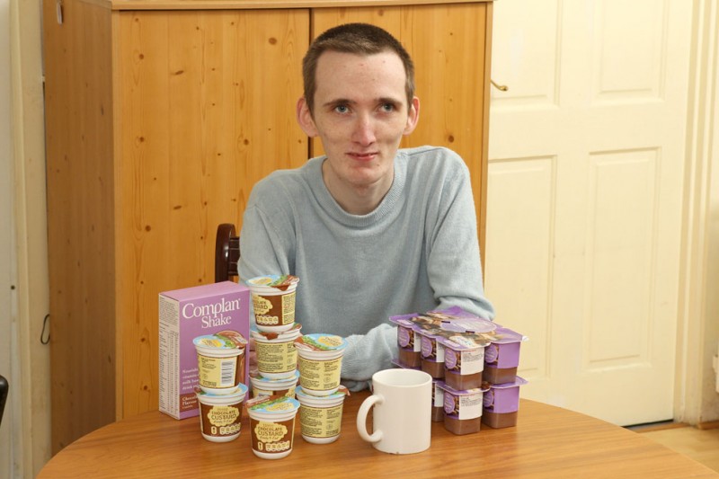 23-летний британец-анорексик боится твердой пищи 