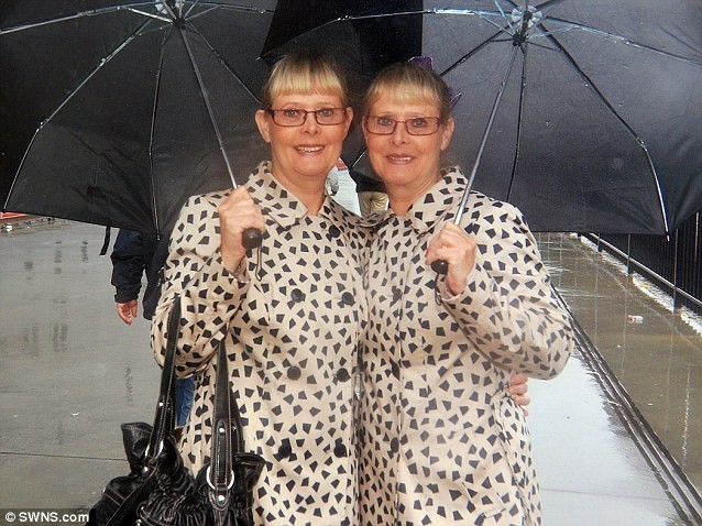 60-летние сестры-близнецы носят одинаковую одежду в течение 14 лет 