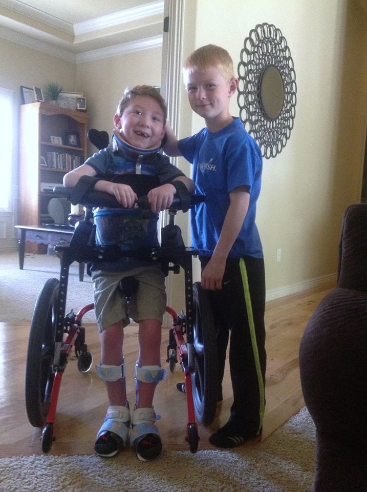 8-летний мальчик пересек финишную черту триатлона вместе со своим парализованным братом 