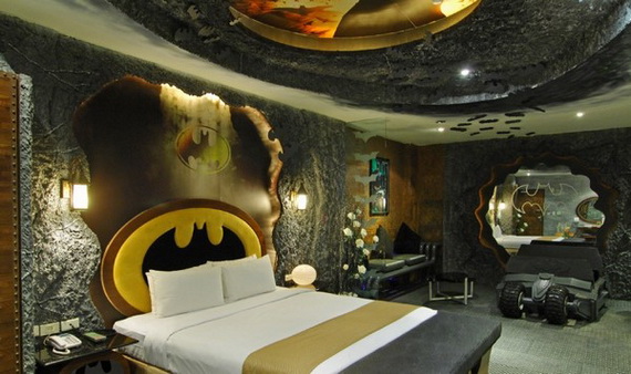 Апартаменты Бэтмена в отеле Eden Erotic Motel 