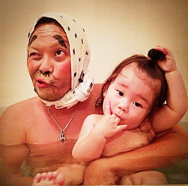 Веселый папа устраивает настоящий маскарад в ванной для своей маленькой дочери 