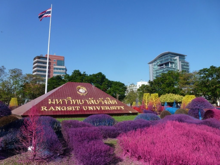 Красочные сады тайского университета Рангсит 
