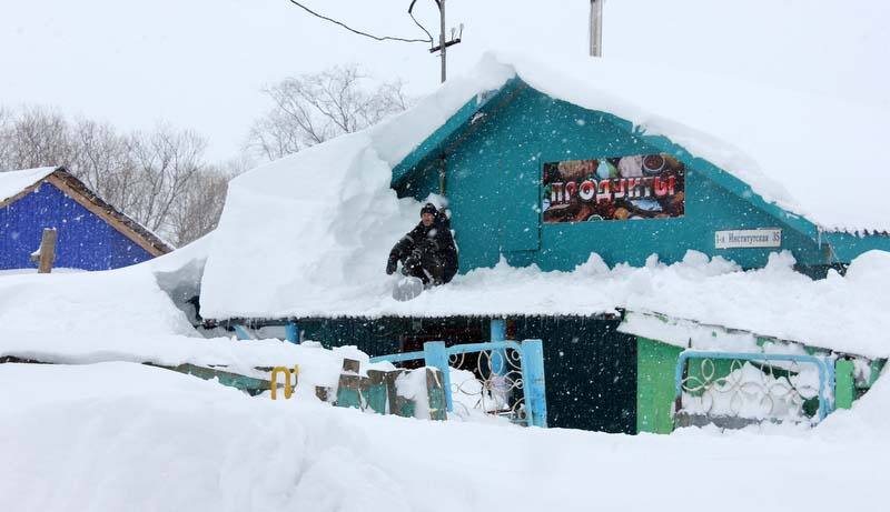 Последствия сильнейшего снегопада на Сахалине 