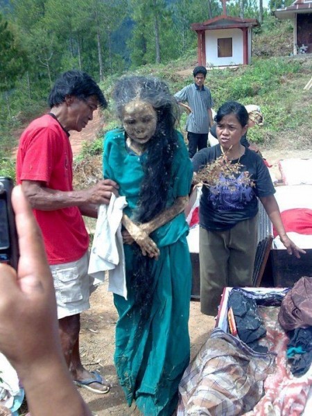 Жуткий ритуал в Индонезии 
