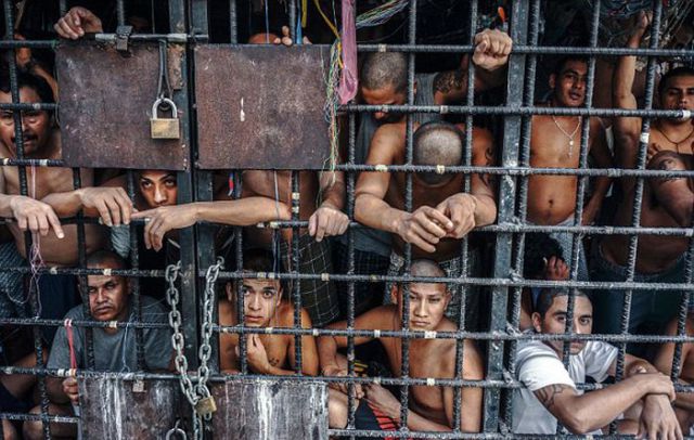 Преступники в клетках в Сальвадорских тюрьмах 