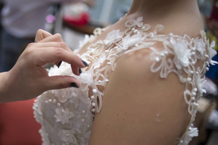 Дизайнерские свадебные платья из туалетной бумаги 