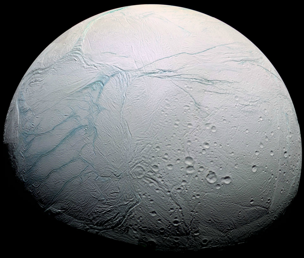 Энцелад - покрытый льдами спутник Сатурна 
