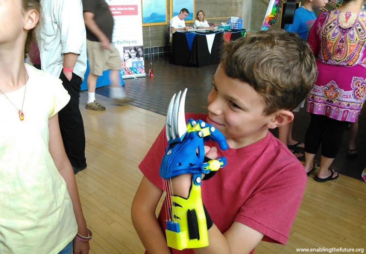 Инженер создал удивительные детские 3D протезы в виде рук супергероев 