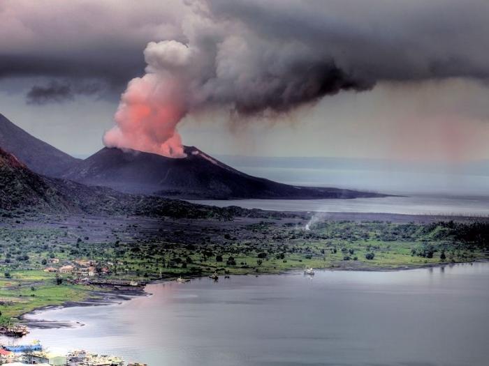 Началось извержение двух крупных вулканов 