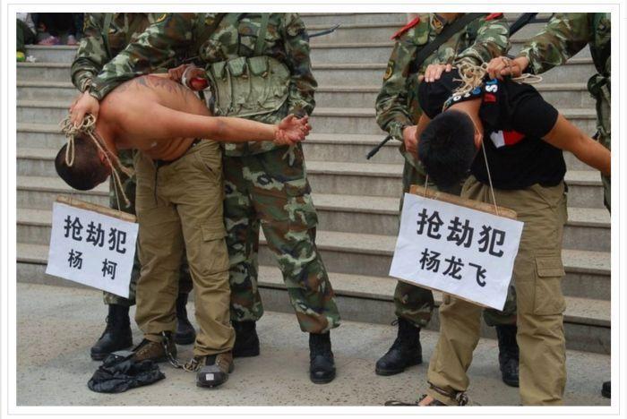 Показательное наказание воришек в Китае 
