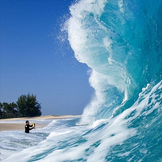 Фантастические фотографии огромных волн изнутри от Кларка Литтла 