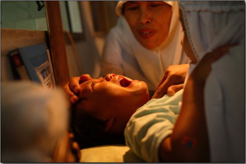 Женское обрезание в Индонезии 