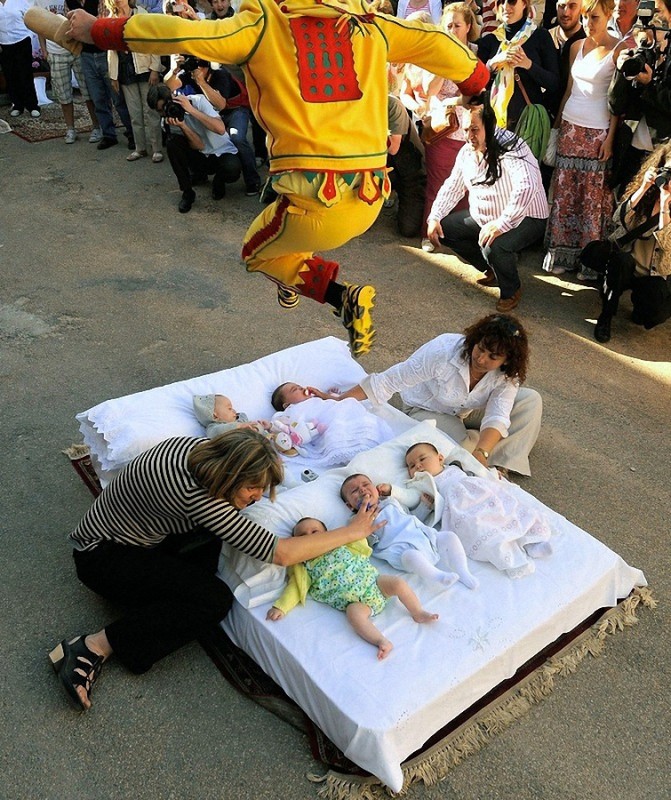 Фестиваль Эль Колачо – прыжки через младенцев 