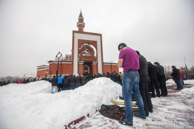  Пятничная молитва у мемориальной мечети в Москве вызывает транспортный коллапс 