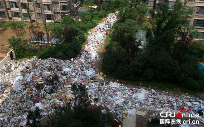 Горы мусора на улицах китайского города Сиань 