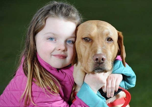 Собака каждый день спасает девочку 