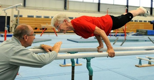 Бабушка гимнастка 
