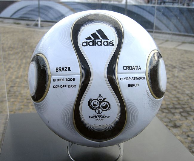 Как Adidas делает мячики для футбола 