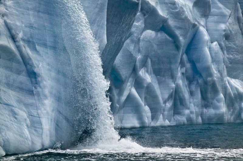  Огромные водопады в ледниках заповедника Свальбард 