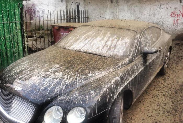 В Москве на Bentley вылили семь тонн бетона 