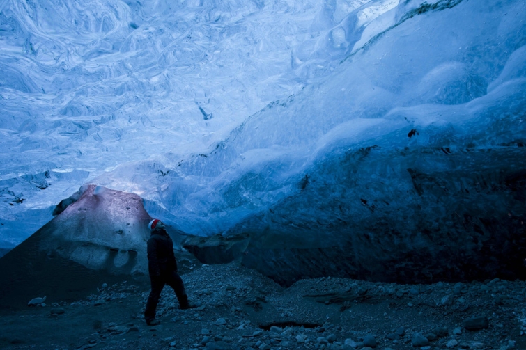 Внутри хрустальной ледяной пещеры в Исландии 