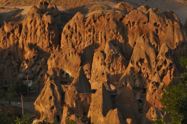 Удивительная иранская деревня в скалах Кандован 