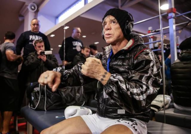 62-летний Микки Рурк вернулся в профессиональный бокс 