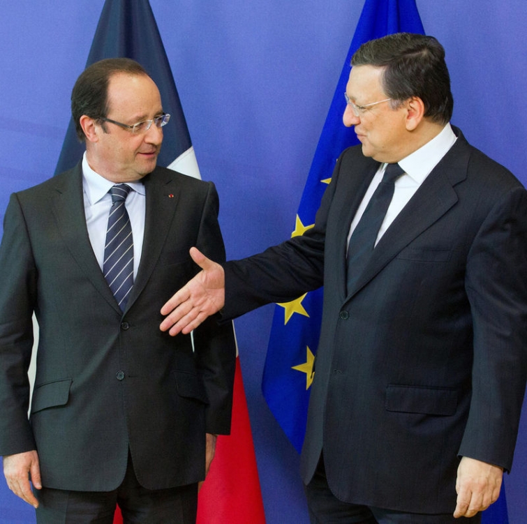 Никто не хочет здороваться за руку с президентом Франции 