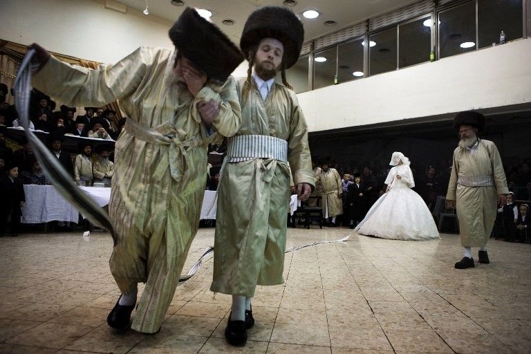 Как ортодоксальные евреи гуляют на свадьбе 