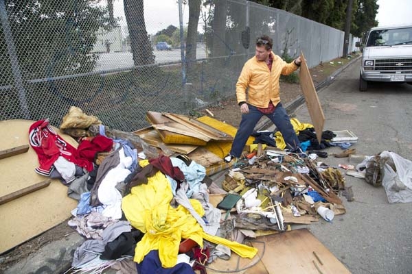 Художник строит уютные передвижные домики для бездомных из мусора 