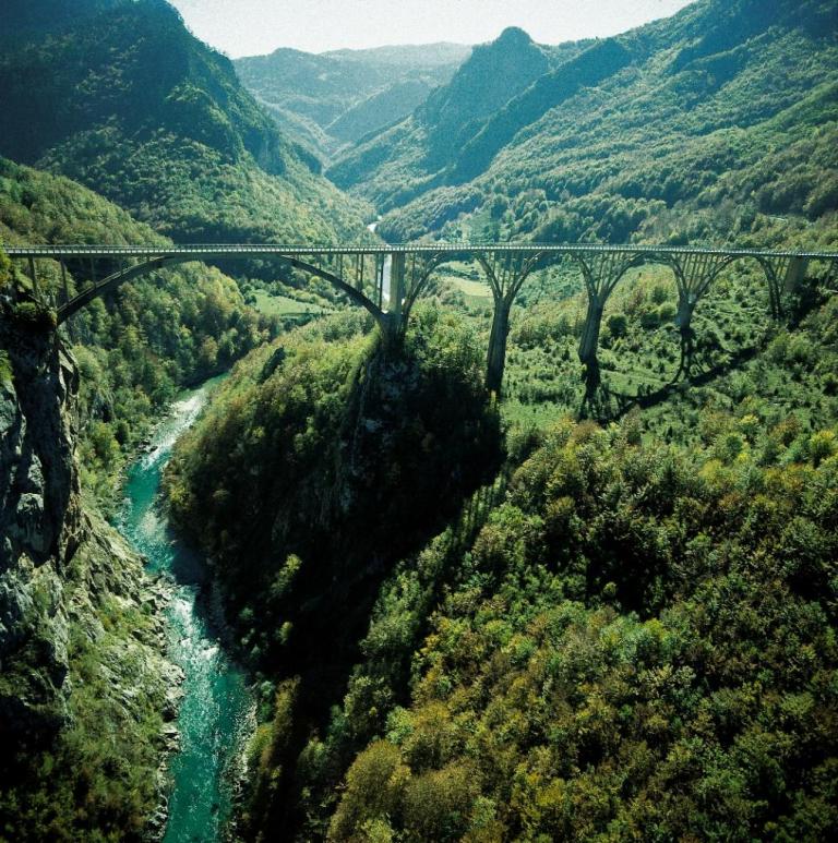 Каньон реки Пива в Черногории 