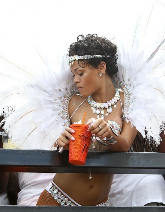 Рианна отрывается на карнавале на Барбадосе 