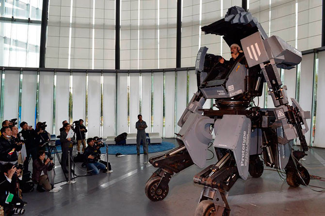 Четырехметровый робот-трансформер был представлен в Токио 