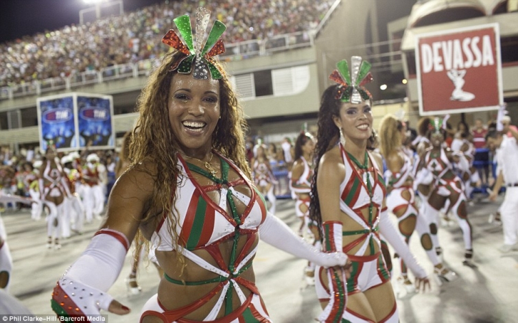 Кадры с самого масштабного и яркого карнавала в Бразилии 2014 
