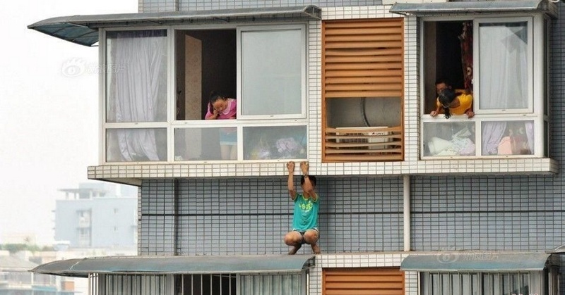 Школьник вылез за балкон, чтобы не делать домашнее задание 