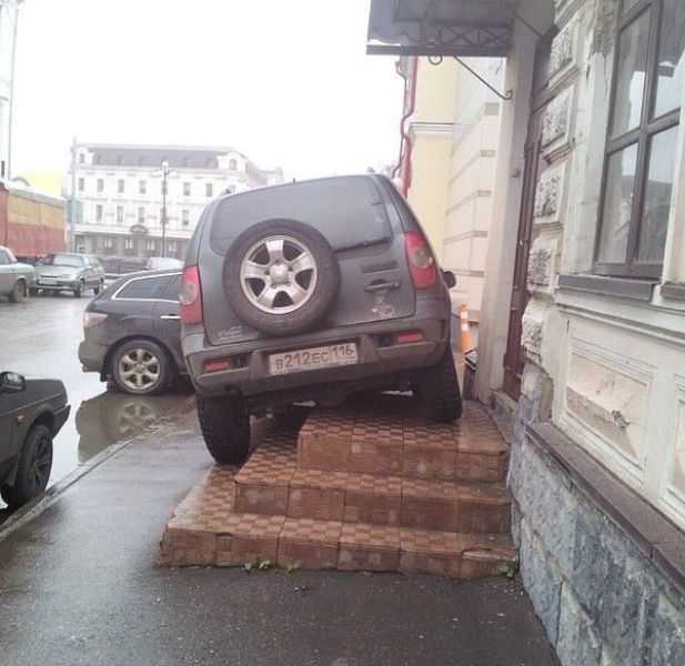 Некоторые люди просто не умеют парковаться 