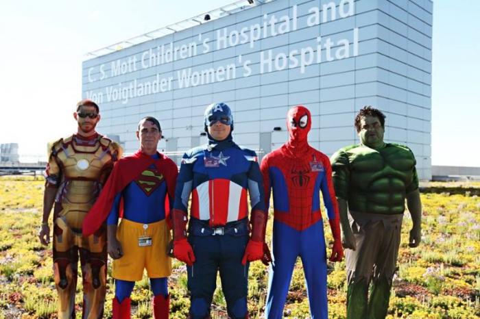 Супергерои на страже чистоты в детской больнице 