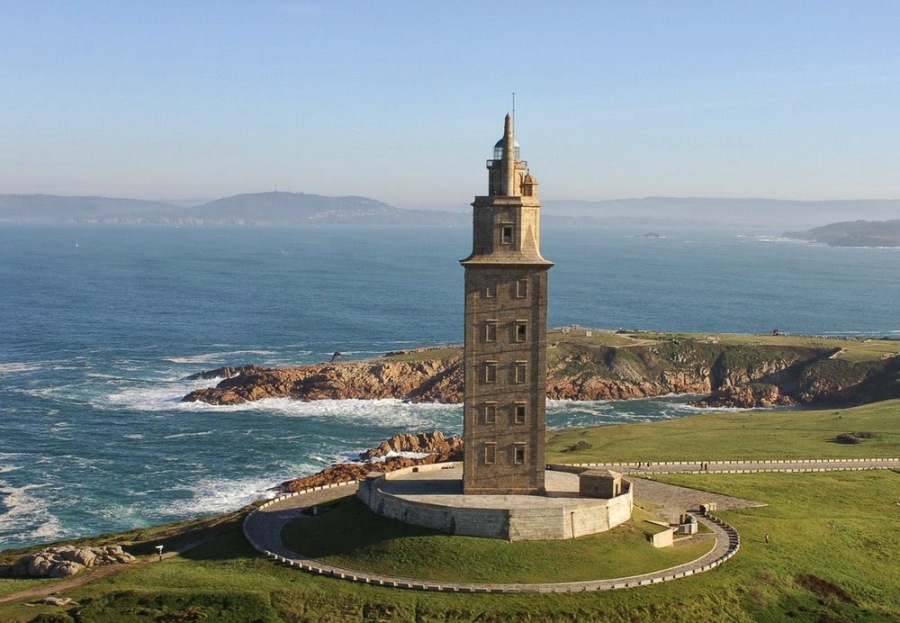 Старейший существующий маяк в мире — Башня Геркулеса 
