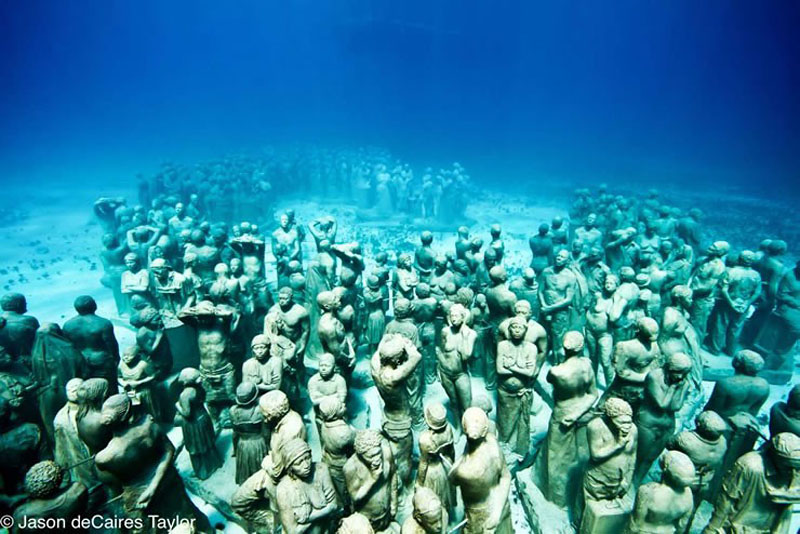 Подводные скульптуры превращаются в чудеса природы 