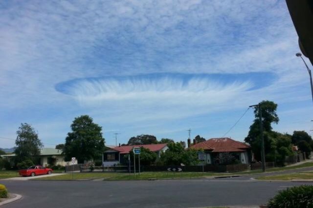 Над Австралией нависло радужное облако 