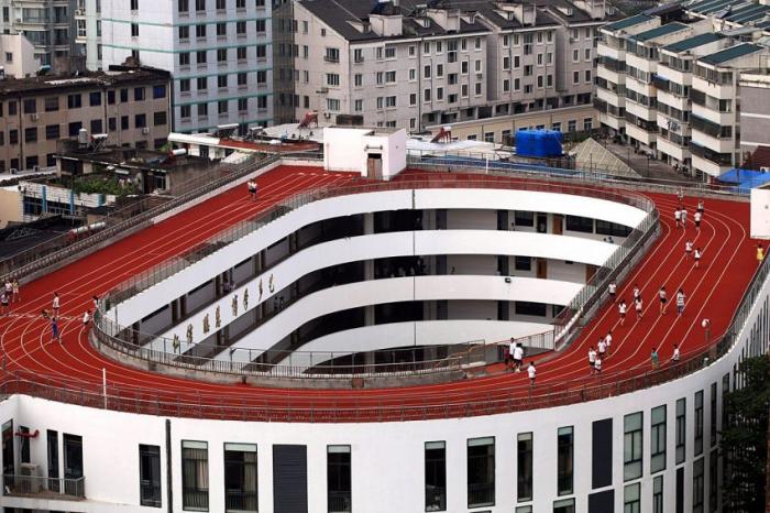 Стадионы на крышах школ в Китае 