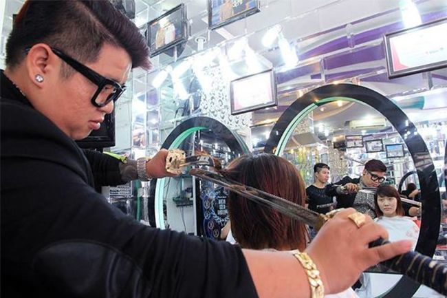 Вьетнамский парикмахер использует самурайский меч, чтобы "рубить" модные прически 