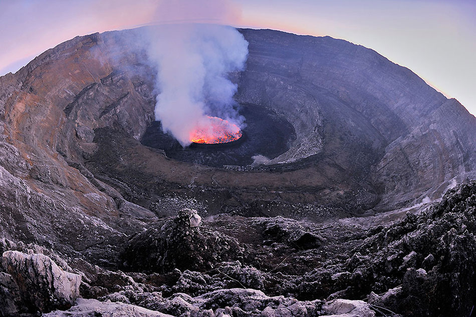 Вулкан Нирагонго и его кратер 