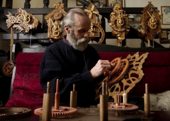 Белорусский мастер создаёт часы из дерева 